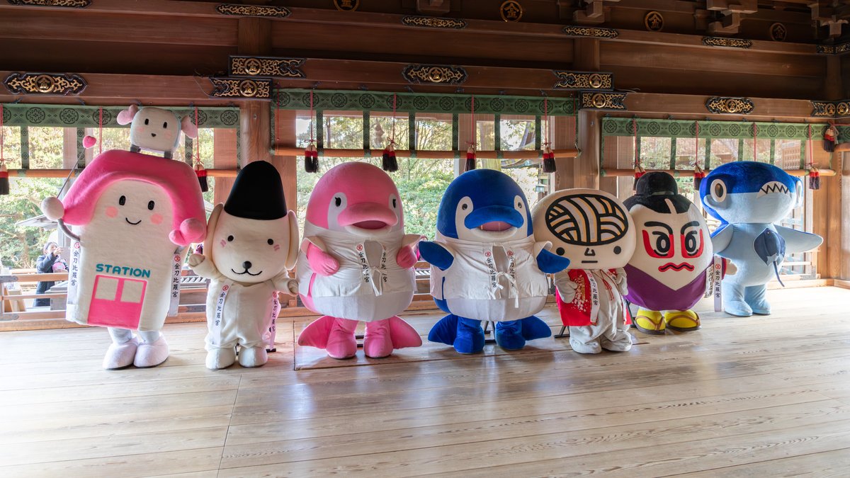 kotohiranomiya's tweet photo. ・・・というわけで、マスコットキャラクターの皆さまで記念写真。
左から、えきちゃん（JR四国）、きまちゃん（石川県 石浦神社）、ことみちゃん（ことでん）、ことちゃん（ことでん）、うどん脳（オカピデザイン）、こんぴーくん（琴平町）、四国水族館 宣伝隊長 しゅこくん。

#こんぴらさん https://t.co/V3UuH9226t