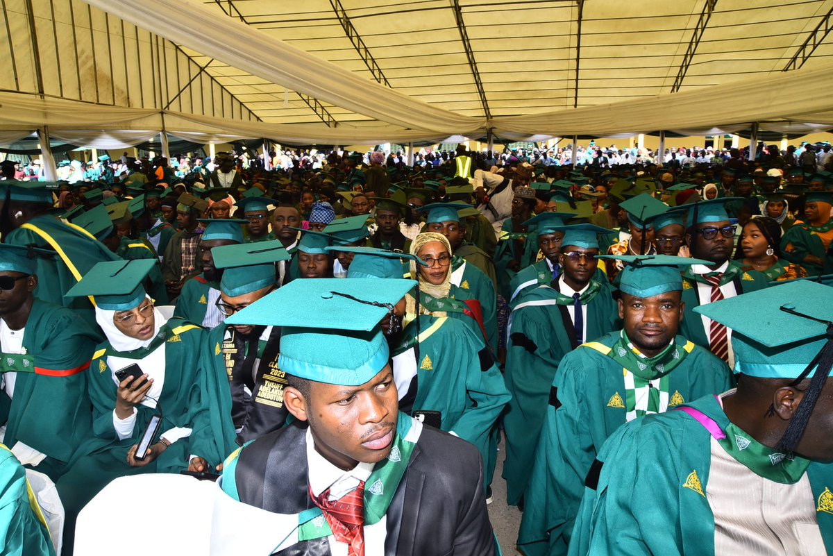 abuzaria4all's tweet image. At ABU's 45th Convocation Ceremony, 323 bag First Class Honours, 4,632 Second Class Upper Division

        . Just as Ayodele Joseph Babalola of Department of Computer Science emerges as the 'University Overall Best Graduating Student' with 4.92 CGPA, winning N10m prize

Read…