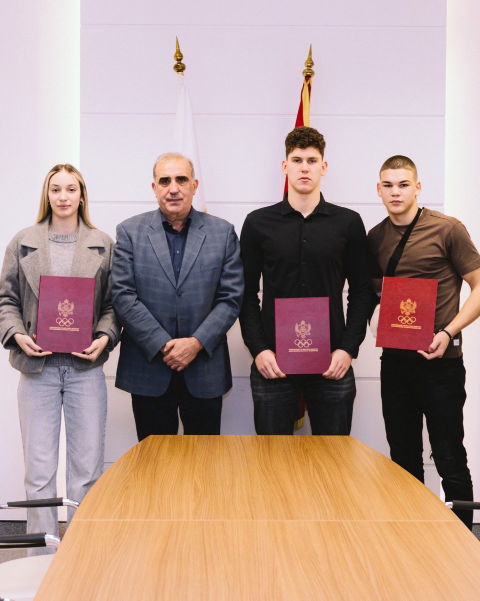Crnogorski olimpijski komitet potpisao je ugovore o stipendijama za 2026. godinu sa mladim sportistima koji su se istakli tokom 2025. 

Stipendije su dobili: Strahinja Gojković, Matija Roganović i Martina Knežević.

Pročitaj više: bit.ly/3ZdcgkT
