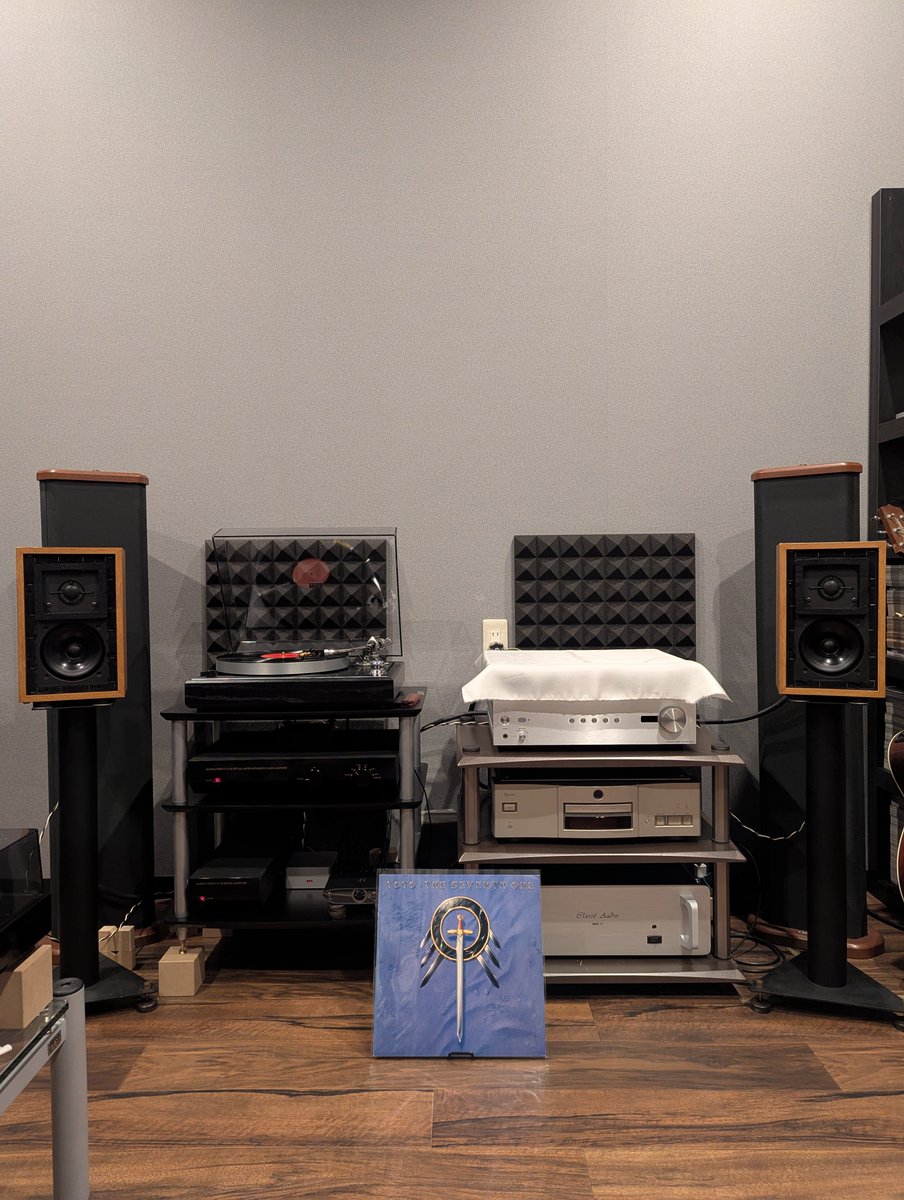 TOTOのThe Seventh One[US盤FC40873]を。 USオリジです。また聴いてる