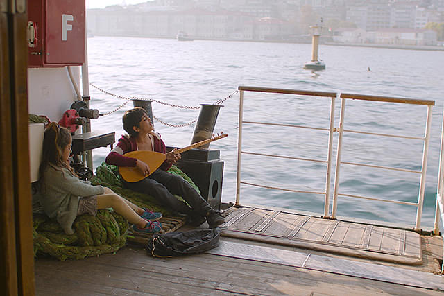 レバン・アキン監督・脚本『CROSSING 心の交差点』
イスタンブールを舞台にした「人探し」のロード・ムービー。元教師のリア、居場所のない青年アチ、トランスジェンダーの弁護士エヴリム、それぞれに失ったものがあり、それ故に人にやさしくできる。そんなことを感じさせる心温まる作品でした。