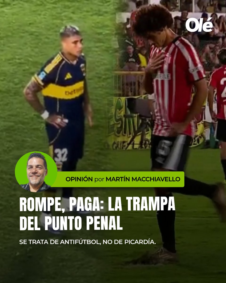 DiarioOle's tweet photo. 🎯 #FRANCOTIRADOR | ROMPE, PAGA: LA TRAMPA DEL PUNTO PENAL

Con un gesto le dijo todo. Lo mandó al área. Pero no a cabecear. Leandro Paredes le pidió a Ayrton Costa, a la espera de una ejecución desde los 12 pasos, que copase el punto penal. Que lo cuidase. Santiago Ascacíbar, recién llegado de Estudiantes, entendió 'la jugada' y se sumó a la guerra fría. Gol. Una noche más tarde, lo que parecía ser una simple anécdota futbolera, casi un paso de comedia, se resignificó.

En Varela, en el Tito Tomaghello de Defensa, un penal para el Halcón quedó en los pies de Rubén Botta, quien le entregó básicamente la pelota al arquero Fabricio Iacovich. Le pegó con el diario. Segundos antes del bluf forzado en ese césped que simula una verde alfombra natural (de lo mejor de la LPF), la tele mostró como Gastón Benedetti, defensor de Estudiooo Estudiooo, se convertía en excavadora humana y destrozaba esa blanca circunferencia sobre cuyo diámetro el reglamento de la mismísima International Football Association Board nada dice.

Y no se trata de ser alumno de la escuela Bilardista. Es cuestión de meterse a YouTube: en todas partes -incluso en el Primer Mundo- se cuecen habas. Se trata de antifútbol, no de picardía. Encima el gris es gigante como el pozo que dejan a traición para dolor del canchero de turno. 

Este deporte se puso la gorra en los penales con los arqueros que se adelantan, con los Dibus de la vida que provocan por folklore, con el 'doble golpe' que dejó a Julián Álvarez sin Champions, aunque mira de costado cuando, intencionalmente, un tipo decide detonar un círculo de cal. Es hacerte tomar del bidón pero con violencia y delante de todos. Incluso de una cámara de TV, de dos asistentes y de un cuarto árbitro.

La Regla 12 de la IFAB considera tibiamente que "efectuar marcas no autorizadas en el terreno de juego" es plausible de una amonestación "por conducta antideportiva". Sin embargo, hoy por hoy, rompe no paga. 

✍️ Por Martín Macchiavello
