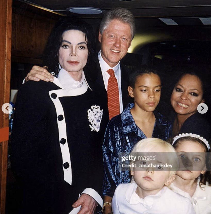 À tous ceux qui diffusent la première photo censurée laissant penser que Michael Jackson était avec des enfants chez Jeffrey Epstein ! 
Il est en réalité avec ses enfants Prince et Paris et le fils de Diana Ross. Merci d’éviter de propager de fausses informations