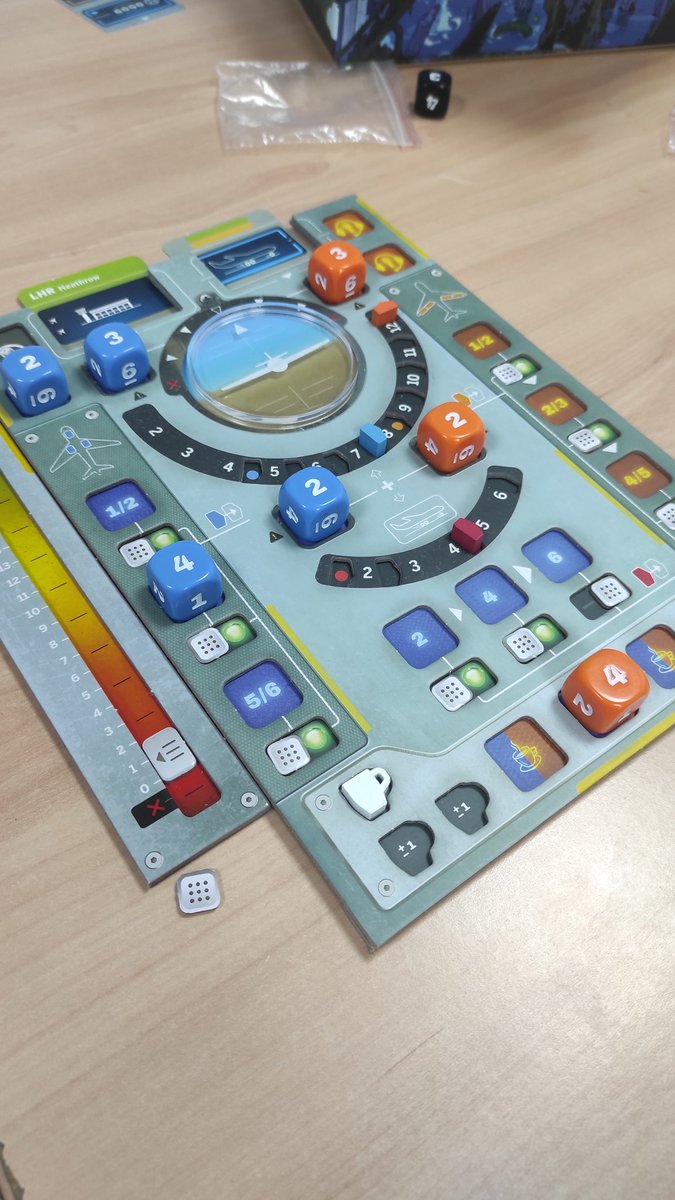 También me enseñaron el Sky team (que lo tenía en la mira) y me gustó bastante. Mucha rejugabilidad por sus módulos y aeropuertos distintos. Nos reimos bastante intentando coordinarnos.
Es un cooperativo a dos jugadores que luego me dicen que no pongo datos.