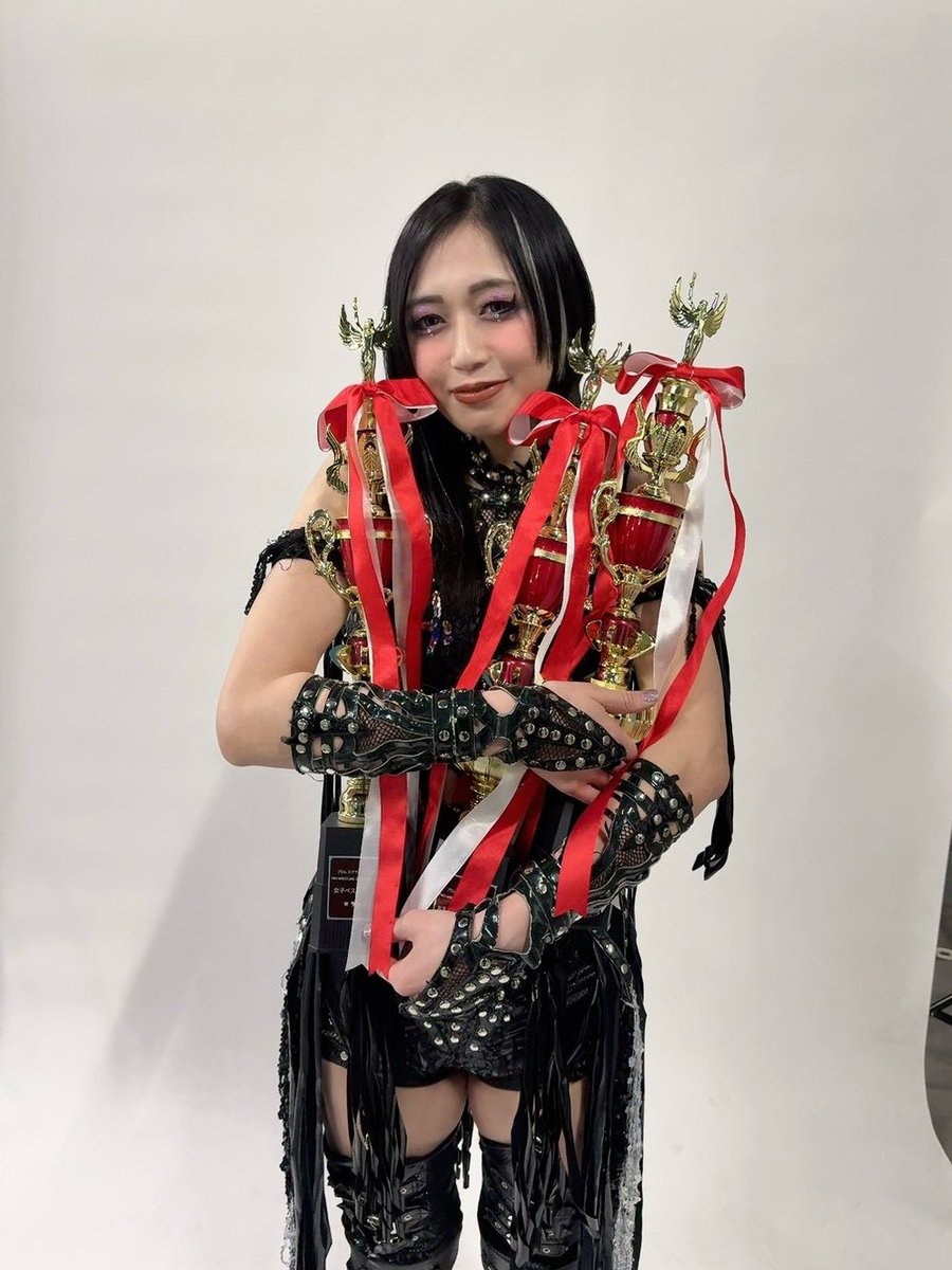 saya_h_a_t_e's tweet image. 💎週刊プロレス💎
👑女子プロレスグランプリ
👑女子ベストマッチ

週プロからトロフィーもらった！
しもべたち沢山の愛をさんきゅー😛🖤
#STARDOM