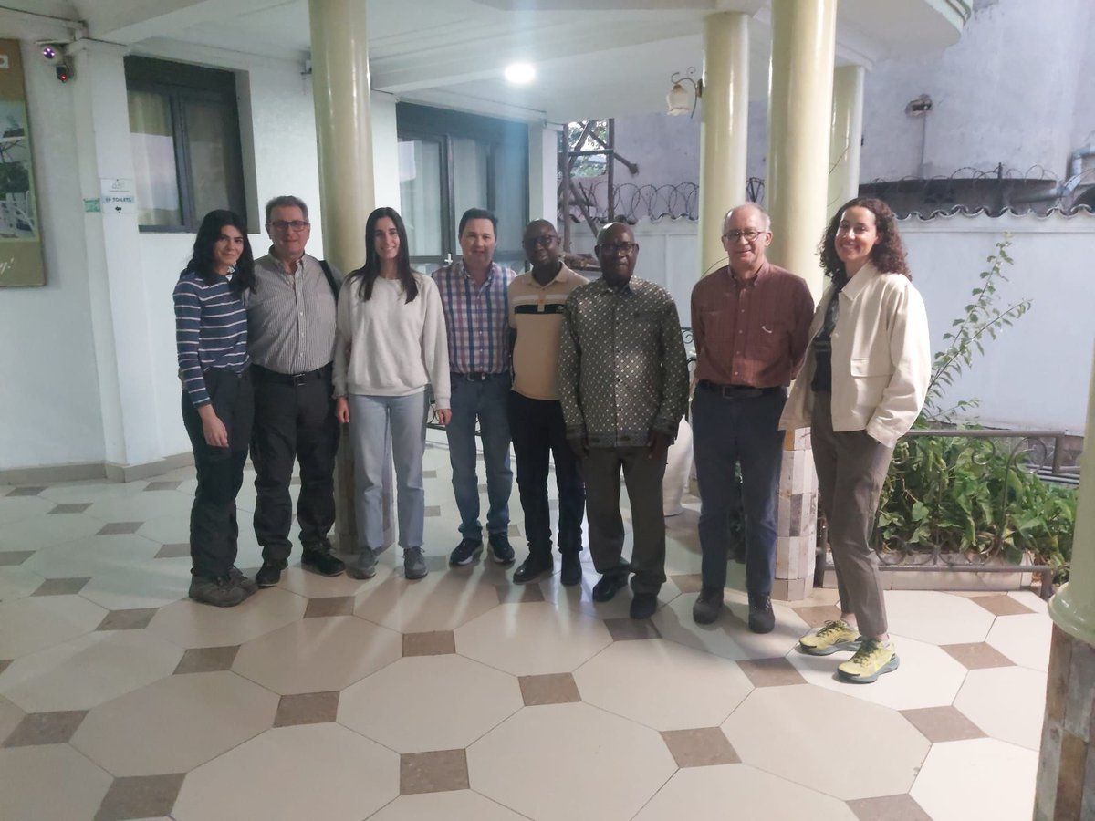 SEMG_ES's tweet photo. Seguimos trabajando para impulsar la formación médica y mejorar la asistencia sanitaria allí donde más se necesita⤵️ 

✈️ El presidente de la Fundación #SEMGSolidaria, el Dr. Manuel Mozota, visita esta semana #Burundi para reforzar la cooperación con la Facultad de Medicina de la Universidad de #Ngozi.

🤝 Durante el encuentro fue recibido por el rector Abad Apollinaire Bangayimbaga, el decano Dr. Jérémy Nzoyisenga y el Dr. Philippe Kanyabwero, auxiliar del decano.

🏥 La agenda incluye estos días visitas a la Universidad de Ngozi, el Hospital Militar y el Campus de Bujumbura, además de talleres formativos en áreas clave como cirugía menor y sutura, ecografía en urgencias, electrocardiograma e insuficiencia cardíaca.

Con esta iniciativa, la SEMG reafirma su compromiso con la #CooperaciónInternacional y el fortalecimiento de la atención sanitaria en entornos con necesidades prioritarias.