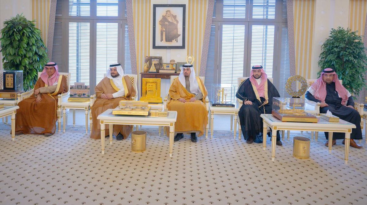 اطلع سموه على مسارات الجائزة، التي تشمل التوطين الوظيفي لتحقيق أعلى نسبة من المستهدفات، والتوطين النوعي، إضافة إلى مسار التطوير والتمكين من خلال التدريب، والإعداد المهني، وتطبيق الممارسات المبتكرة..

سمو #أمير_منطقة_القصيم :  إطلاق جائزة فيصل بن مشعل للتوطين يأتي امتدادًا لحرص