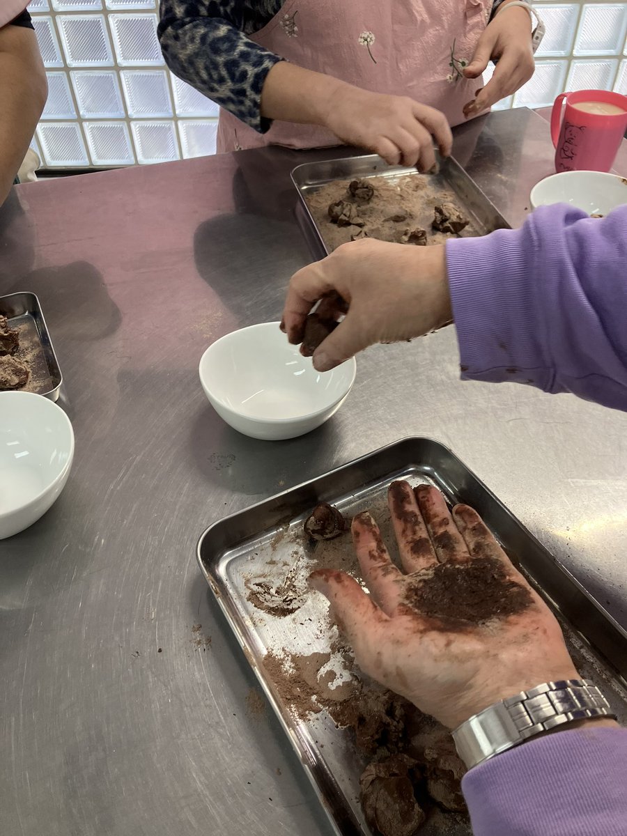 復帰プログラム　料理

近づくバレンタイン
高騰するチョコの値段を横目に
作ってどうする話
「あげる、配る前になくなる
味見、自分ごほうびetc」皆わちゃわちゃ

どうする？と聞かれ
私「自分用」
これで義務なし、期待なし、面倒なし！

#チョコレート #心 #バレンタイン #今日の写真