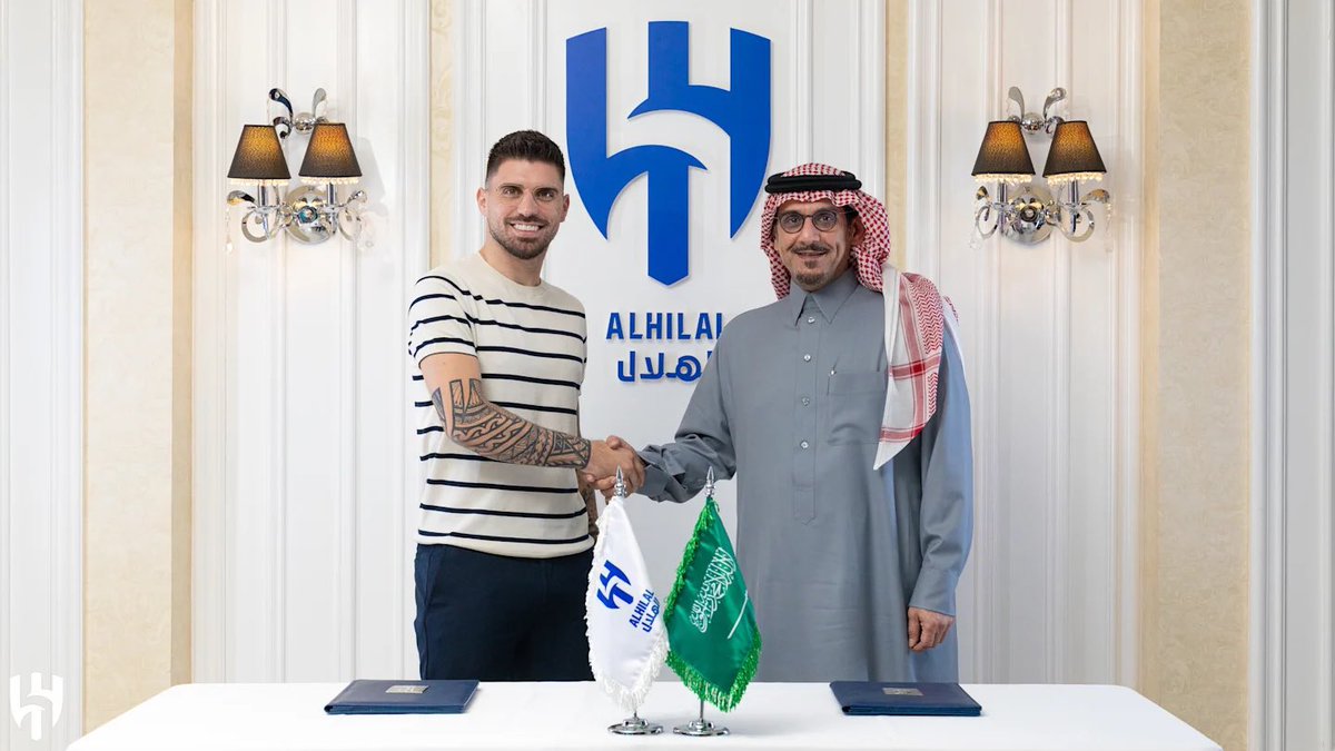 الأمير نواف بن سعد رئيس مجلس إدارة نادي #الهلال لحظة توقيع تجديد العقد مع النجم البرتغالي روبن نيفيز
