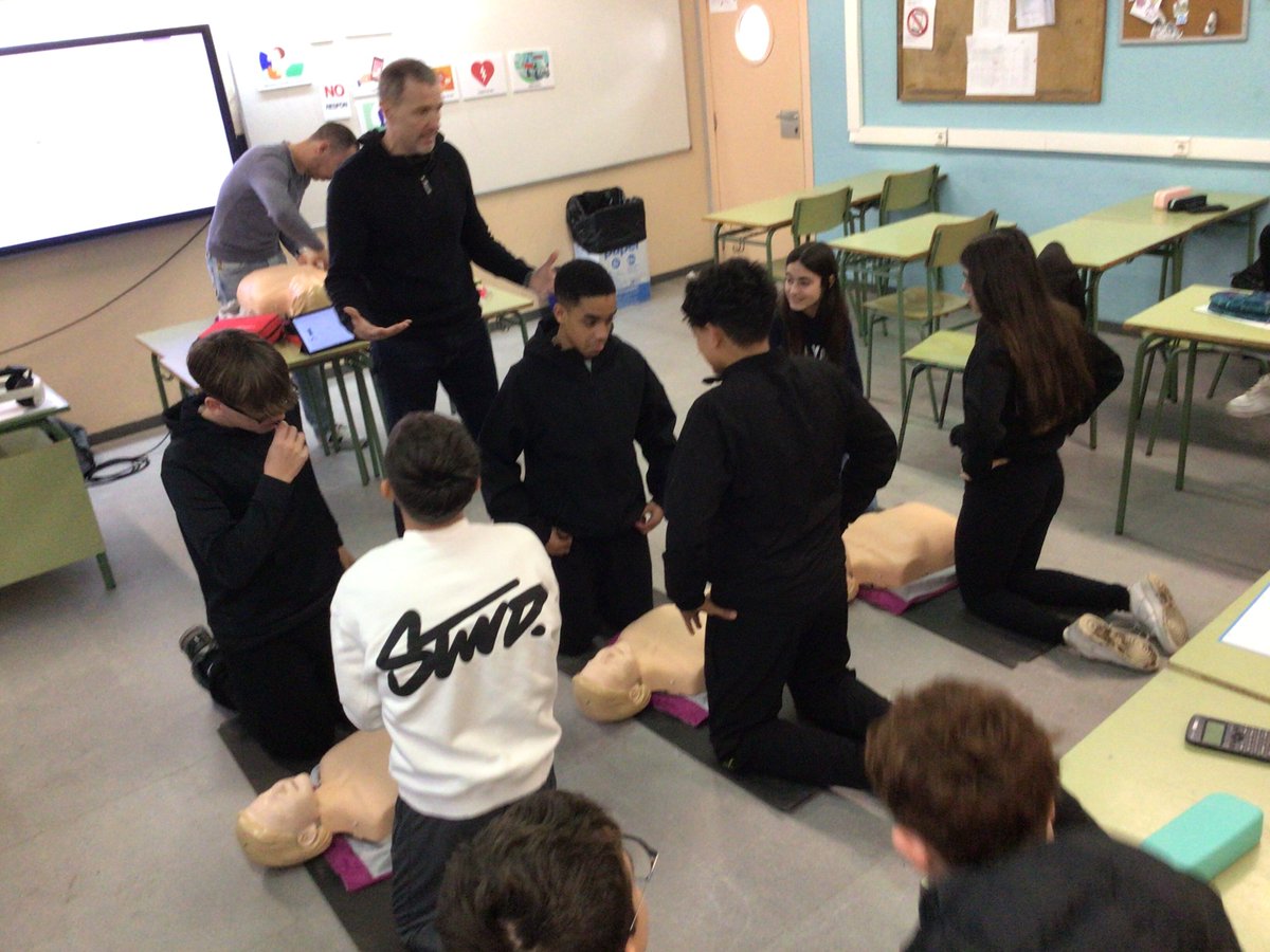L’alumnat de 3r d’ESO participa en tallers de reanimació cardiopulmonar #RCP amb <a href="/cistecat/">CISTE - Centre d’Innovació i Simulació Territorial</a>. Aprenen a reconèixer aturades cardiorespiratòries, avisar a emergències i fer compressions toràciques. Això fomenta la prevenció i el compromís social, dotant-los d’eines per salvar vides!