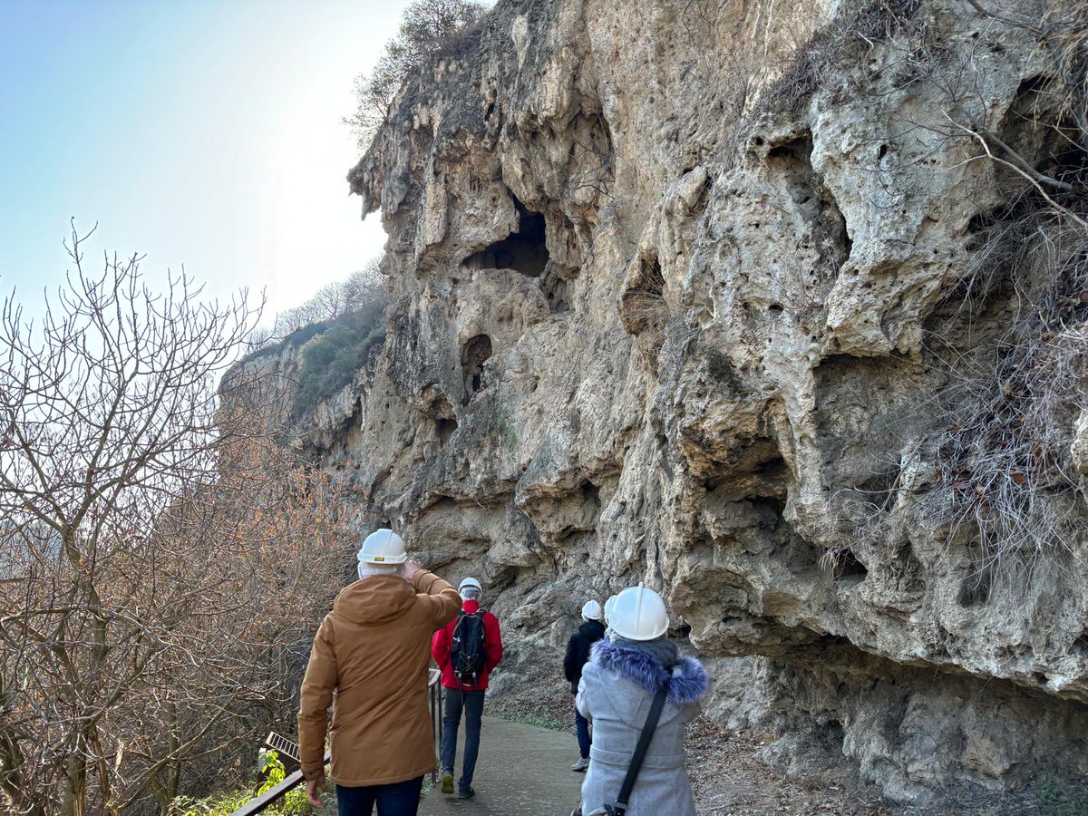 Anoia_Turisme's tweet photo. 🪨T’atreveixes a viatjar 60.000 anys enrere?

Al NEAN – Parc Prehistòric de Capellades pots descobrir l’Abric Romaní, un dels jaciments més importants per entendre com vivien els neandertals. Excavació, natura i aprenentatge en un entorn espectacular🏞️🏹 https://t.co/oOGnyRsfDR