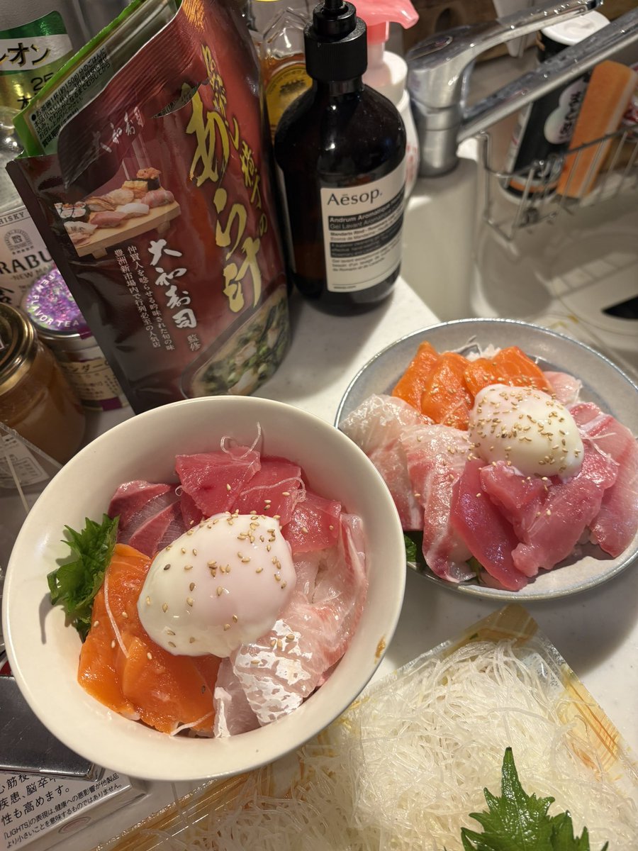 スーパー閉店前駆け込み50%オフ海鮮丼🐟
（ビジュアル最高）