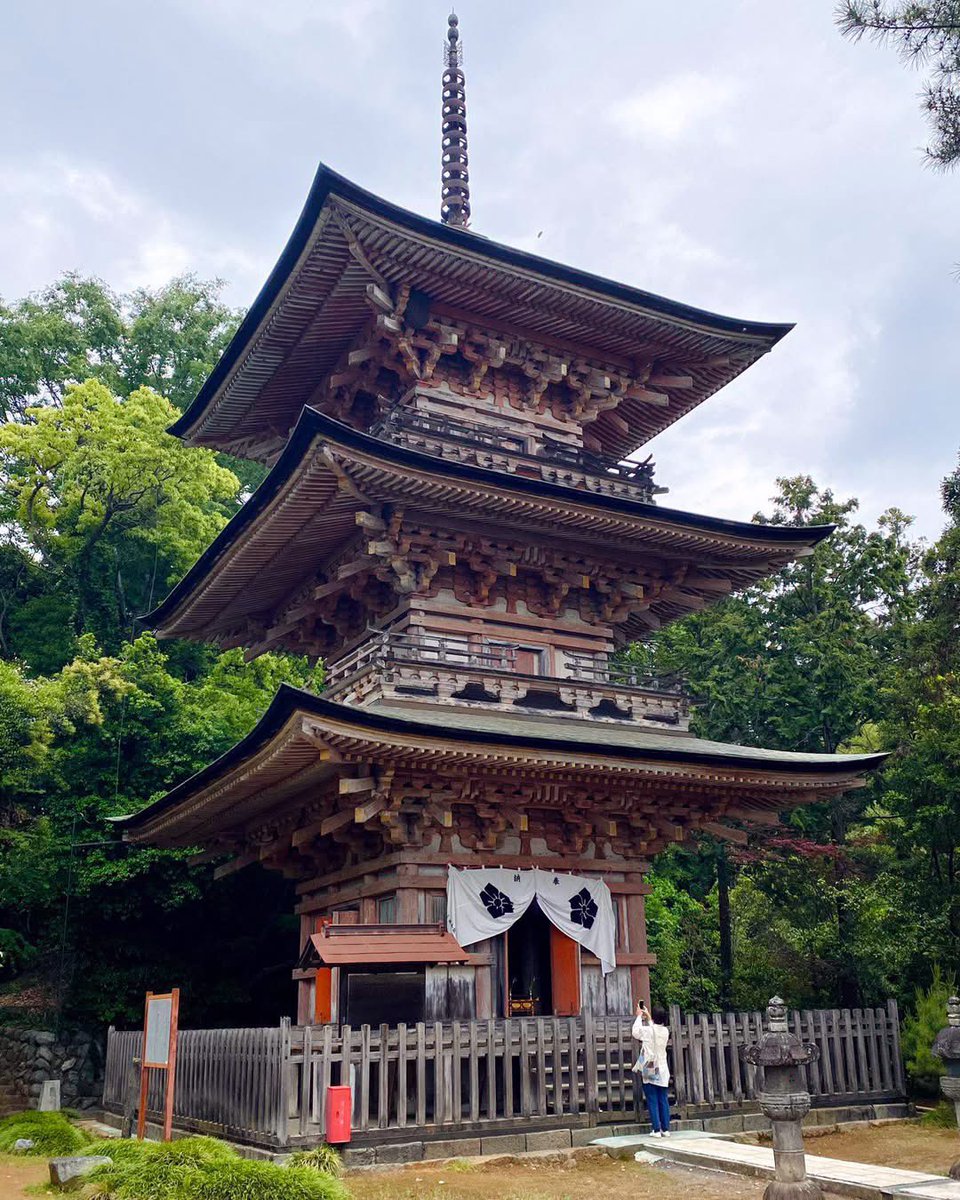 🙏🏻🙏🏻🍡
坂東11番の札所で古くから吉見観音の名で親しまれてきた岩殿山安楽寺さまからロゴマークとロゴタイプのご依頼をいただき黒川企画室で制作/納品しました。

吉見観音の象徴でもある三重塔をモチーフにシンプルでわかりやすいものを目指しました。歴史あるお寺の、新しい顔となれば幸いです😊
