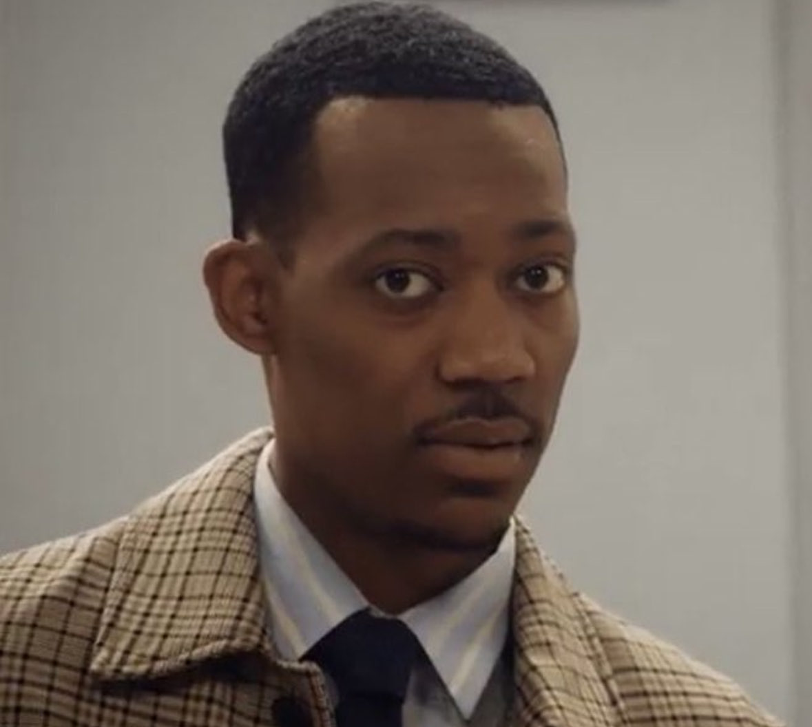 niy2pretty's tweet image. Me looking at the invisible camera when I gotta experience stupid shit