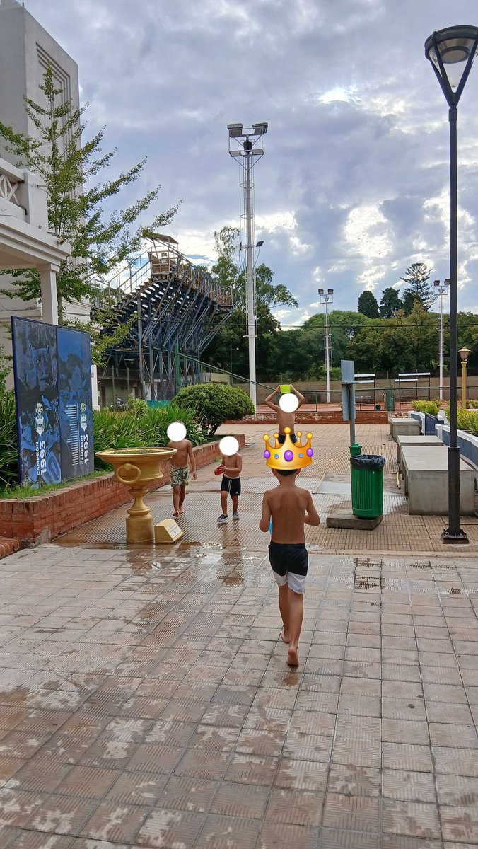 agustinn88's tweet image. Que lindo es estar en la pile del Bosque!!

Una sugerecia a la nueva CD: por más que lluevan 15 minutos, los guardavidas y médicos deben quedarse 🚑 Eran las 16.30 y la gente no pudo volver a usar las piletas y hubo que jugar al carnaval #GELP 💧 @gimnasiaoficial