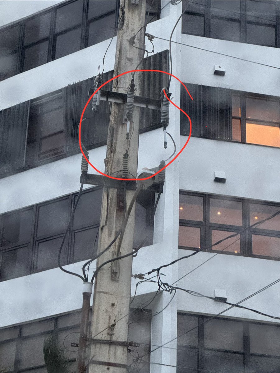 AngieCruz7's tweet photo. @lumaenergypr @AEEONLINE @Miguel_Romero_ Continuamos sin servicio eléctrico desde el pasado lunes 2 de febrero de 2026 1:38pm en las calles Conveniencia, Rodríguez Serra, Washington y Paseo Don Juan en #Condado #SanJuan Hay tres postes con machetes abajo en la Rodriguez Serra. https://t.co/cmyENisUv7