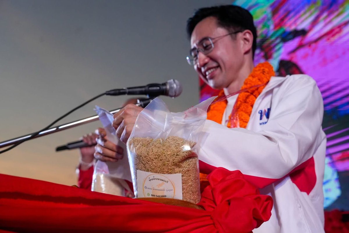 ployiseau's tweet image. มาถึงถิ่นทุ่งกุลา จ.ร้อยเอ็ด ก็มอบพวงมาลัยข้าวหอมมะลิ ให้อ.เชน ยศชนัน ไปเลยดิ๊!! หลายกิโลได้ 🤓9️⃣