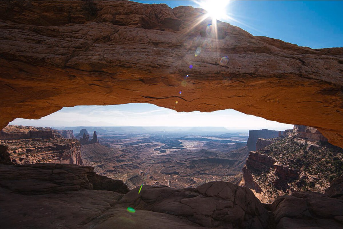 WayneMoranPhot0's tweet image. Most people see Mesa Arch.
Few notice what it’s really doing.
It isn’t the subject.
It’s the frame.

A perfect window carved by time, perched on the edge of the world, quietly teaching us how to see.
This is Mesa Arch in Canyonlands National Park, near Moab, Utah.
A short walk. A
