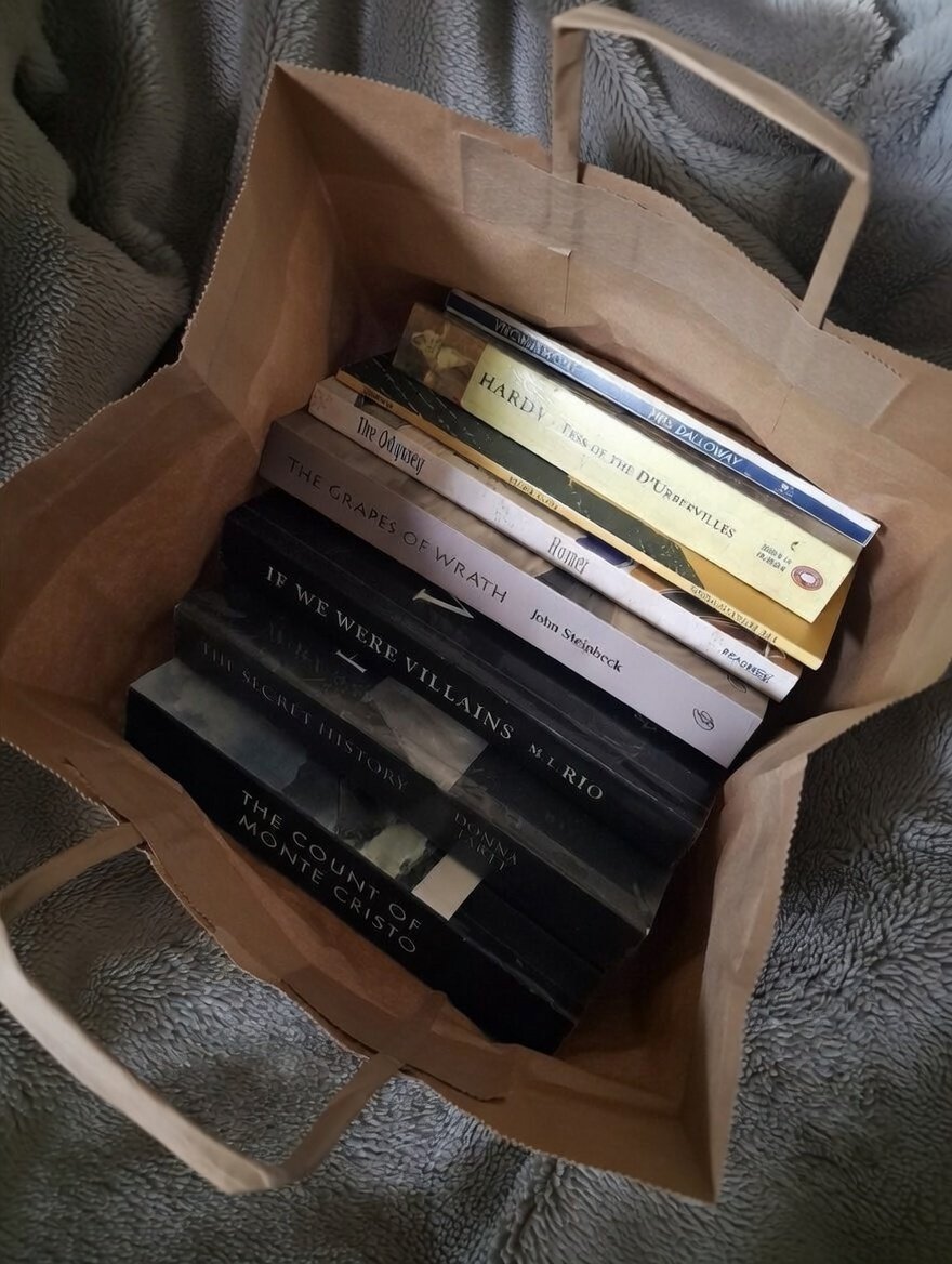 Samara__Sharif's tweet photo. Happiness 😍⬇️

#bookhaul https://t.co/61uLr1dlNr