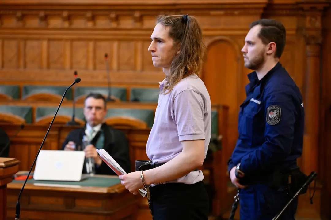 niusde_'s tweet image. Simeon „Maja“ T.  ist in Budapest zu acht Jahren Gefängnis verurteilt worden. Das gab der Richter bei der Verlesung des Urteils im Budapester Stadtgericht am Mittwoch bekannt. nius.de/kriminalitaet/…