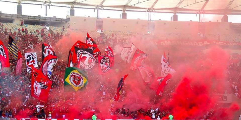 oarthurzinhofc's tweet photo. Hoje o Maracanã vai pulsar no ritmo de uma só voz.

Tá na arquibancada? Comprou ingresso na NORTE?

Se não cantar, bandeira pro alto: ninguém assiste ao jogo.

Todo mundo em pé nas cadeiras.

Cobre o seu lado, cobra o seu amigo pra cantar.

Flamengo unido é muito forte. 🔥 https://t.co/vpxrQlIL1f