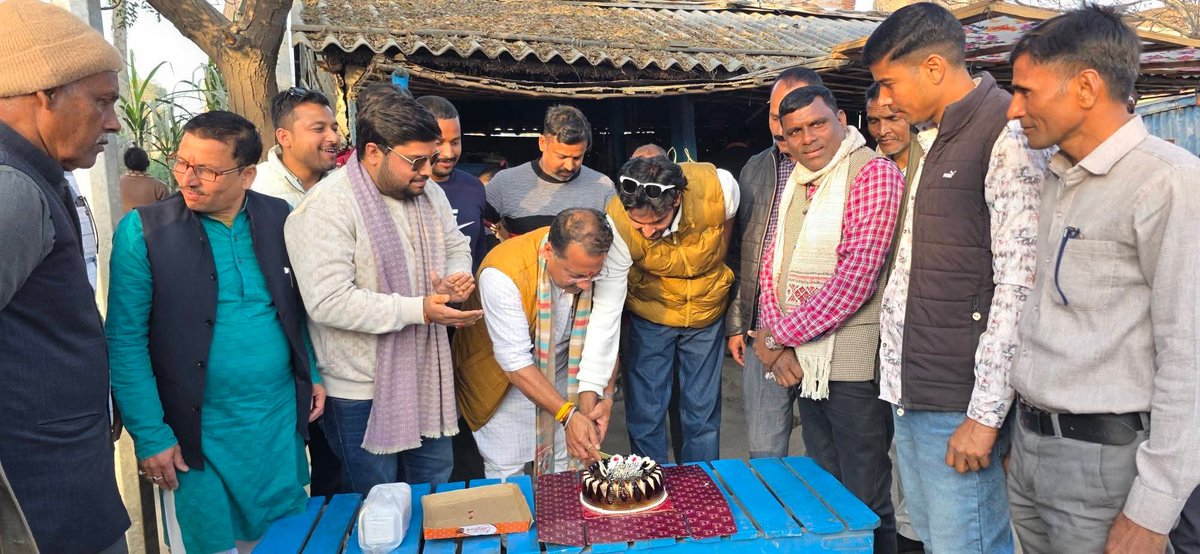 PNPathakBJP's tweet photo. भाजपा युवा मोर्चा के जिला कार्यसमिति सदस्य, प्रिय अनुज शुभम शाही जी के जन्मदिवस के अवसर पर उन्हें मिठाई खिलाकर हार्दिक बधाई एवं शुभकामनायें दिया..!! https://t.co/Un5ZL4P09M