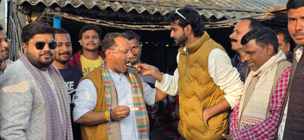 PNPathakBJP's tweet photo. भाजपा युवा मोर्चा के जिला कार्यसमिति सदस्य, प्रिय अनुज शुभम शाही जी के जन्मदिवस के अवसर पर उन्हें मिठाई खिलाकर हार्दिक बधाई एवं शुभकामनायें दिया..!! https://t.co/Un5ZL4P09M