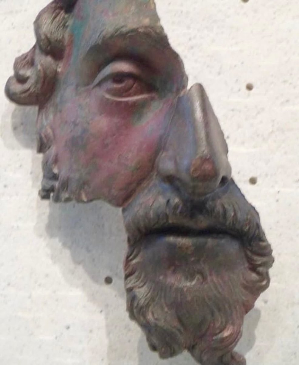ValeriaAugusta8's tweet image. Portrait fragmentaire de l’empereur Marc Aurèle en bronze (après 170 ap. J.-C. ; H. : 23 cm). Il appartenait probablement à un buste ou à une statue de l’empereur. Il a appartenu à la collection #Campana et fait désormais partie des collections du #Louvre.