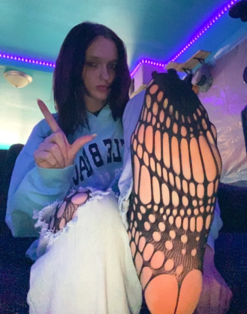 I know you have a fetish for feet in fishnets 😈🌀