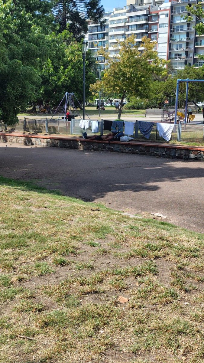 Venite al parque infantil en Villa Biarritz con tus hijos. Para que vayan conociendo el verdadero y actualizado significado de la palabra Villa, en #eluruguayposta