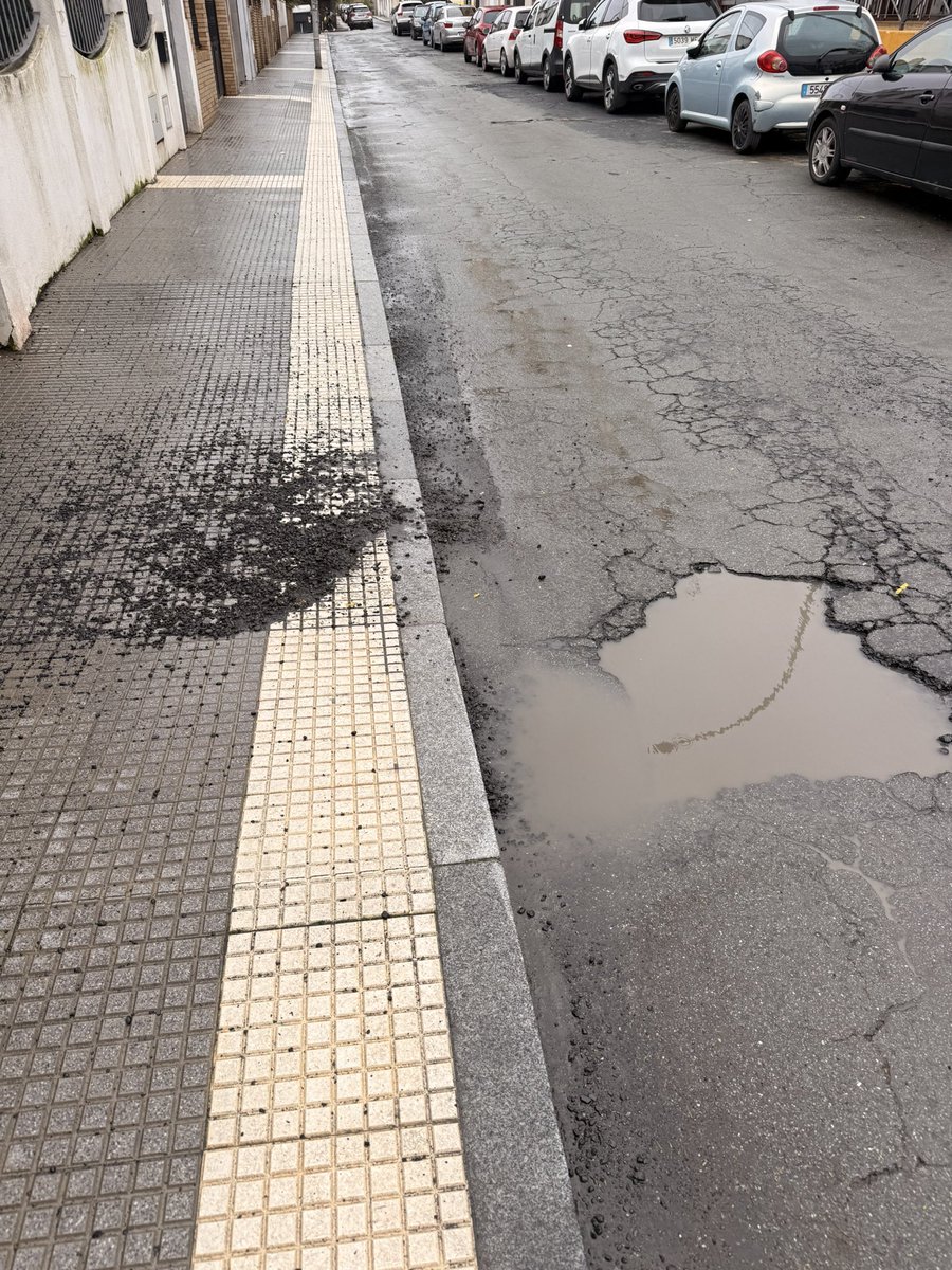 manuegfa's tweet photo. @AytoHuelva creo que es hora de poner remedio a numerosas calles de Huelva, pero en concreto la calle Cortelazor es una vergüenza, no vale con rellenar, porque en cuando llueve vuelven a aparecer los mismos agujeros. https://t.co/DGMZLurlk1