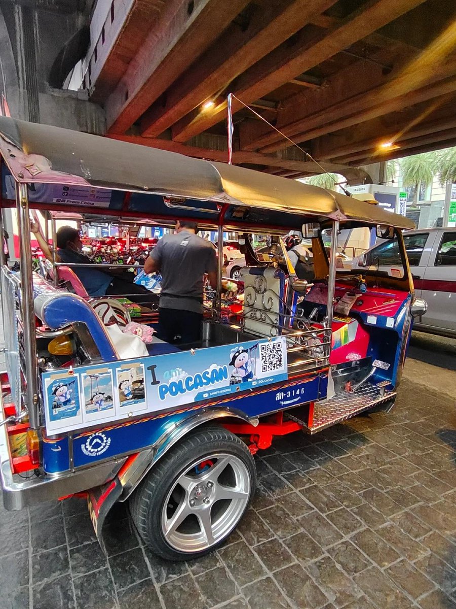 pxliticxl's tweet photo. เตนิวอะคู่กันเหมือนเราที่คู่เธอ #tukdads #tuktuk #ติดป้าย #ตุ๊กตุ๊ก #สองแถว #ป้ายโฆษณา #ป้ายศิลปิน #เตนิว #PolcaFamMeetingLIVE https://t.co/CpWt1dsPlk