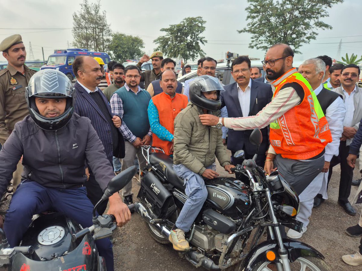 “37वें राष्ट्रीय सड़क सुरक्षा माह के समापन समारोह में जिलाधिकारी राजेश कुमार पाण्डेय द्वारा आटा टोल प्लाजा उपस्थित अधिकारियों, कर्मचारियों एवं नागरिकों को यातायात नियमों के पालन, सड़क सुरक्षा के महत्व एवं सुरक्षित वाहन संचालन के संबंध में  शपथ दिलाई गई | वाहन चालकों से यातायात