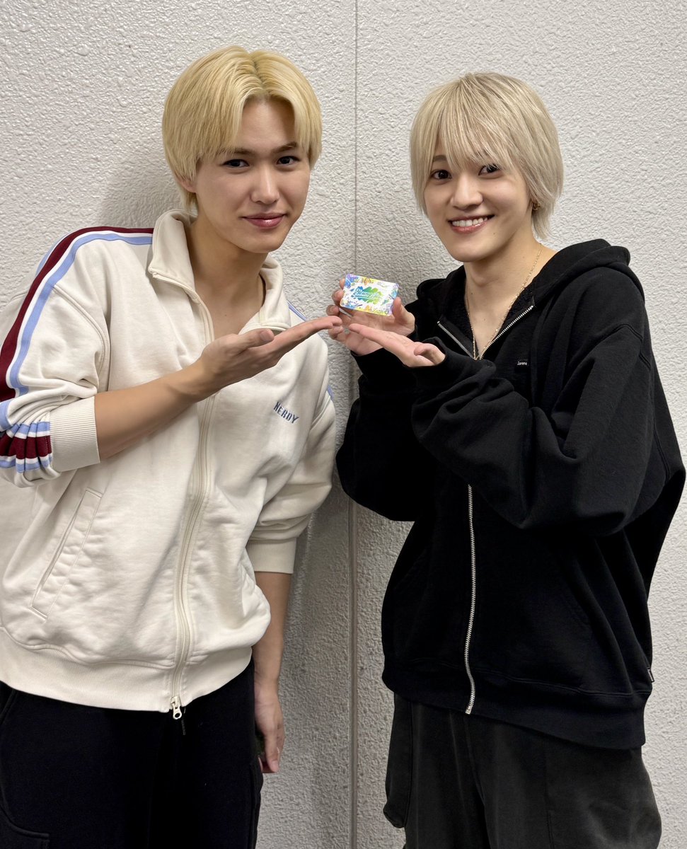 jr_official_X's tweet photo. おまけの...🫶🏻

先日開催された
「 ジュニア STAR to FESTIVAL 2026 」🎪🌟

お友達を作るべく #大西風雅 に見送られながらヤンネクステッカーを配り歩いた
#岡﨑彪太郎 と #ジュニア のオフショットをお届け✨

#矢花黎 #菅田琳寧 #鈴木悠仁 #元木湧 #千井野空翔 #鍋田大成
#BandZAI #関西ジュニア https://t.co/qV2OwfTGf1