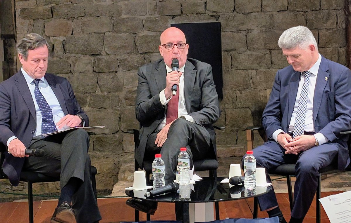 ClusterMMA's tweet photo. En #Barcelona el presidente del CMMA destaca el valor, del modelo de quintuple hélice donde la excelencia y los resultados del sector del conocimiento y universidades andaluzas que miran al "mar"son  claves para el impulso de la #Economíazul de forma inteligente e integradora. https://t.co/ysxPLqV2vx
