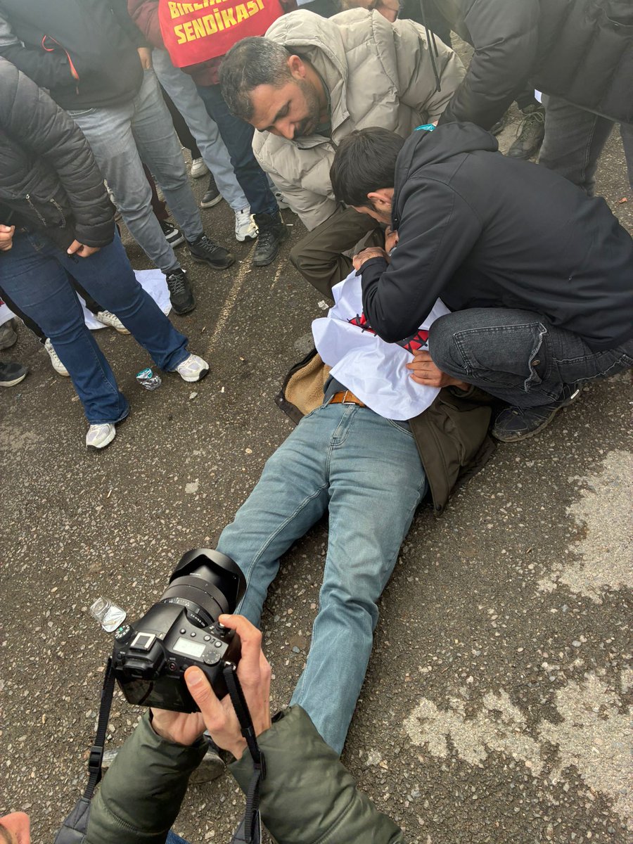 Herkes buraya iyi baksın, <a href="/Migros_Turkiye/">Migros Türkiye</a> 'nin işçilere reva gördüğü budur!  

Özilhan'ın evinin önünde ekmeğine sahip çıkmaya çalışan işçilerden 50 yaşındaki Mehmet abi, tansiyon düşüklüğü ve yorgunluk sebebiyle fenalık geçirerek bayıldı.  

#MigrosİşçisindenTarafım