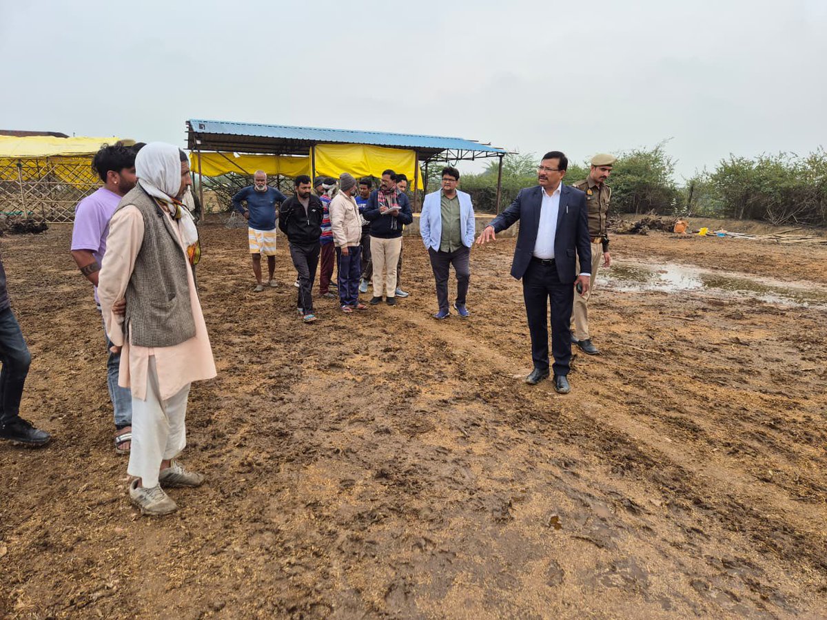 जनपद में हुई बारिश के उपरांत गौवंशों की सुरक्षा एवं व्यवस्थाओं का वास्तविक स्थिति के उद्देश्य से जिलाधिकारी द्वारा  ग्राम पंचायत राहिया/चमारी स्थित गौशालाओं का औचक निरीक्षण के दौरान जमीनी स्तर पर व्यवस्थाओं का अवलोकन किया तथा संरक्षित गौवंशों को मानक के अनुसार भूसा, हरा चारा,