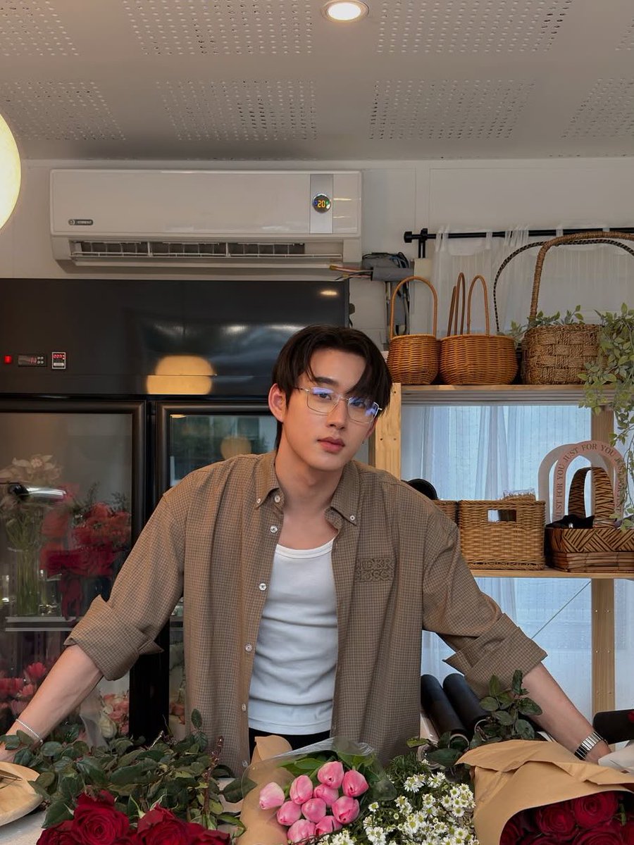 wubblybabe's tweet image. ไรท์เตอร์วิลเลี่ยมเอสคนไหนสนใจทำพลอตโปรดิวเซอร์คนดังแล้วมีแฟนเปิดร้านดอกไม้มั้ยคะ 😭💐