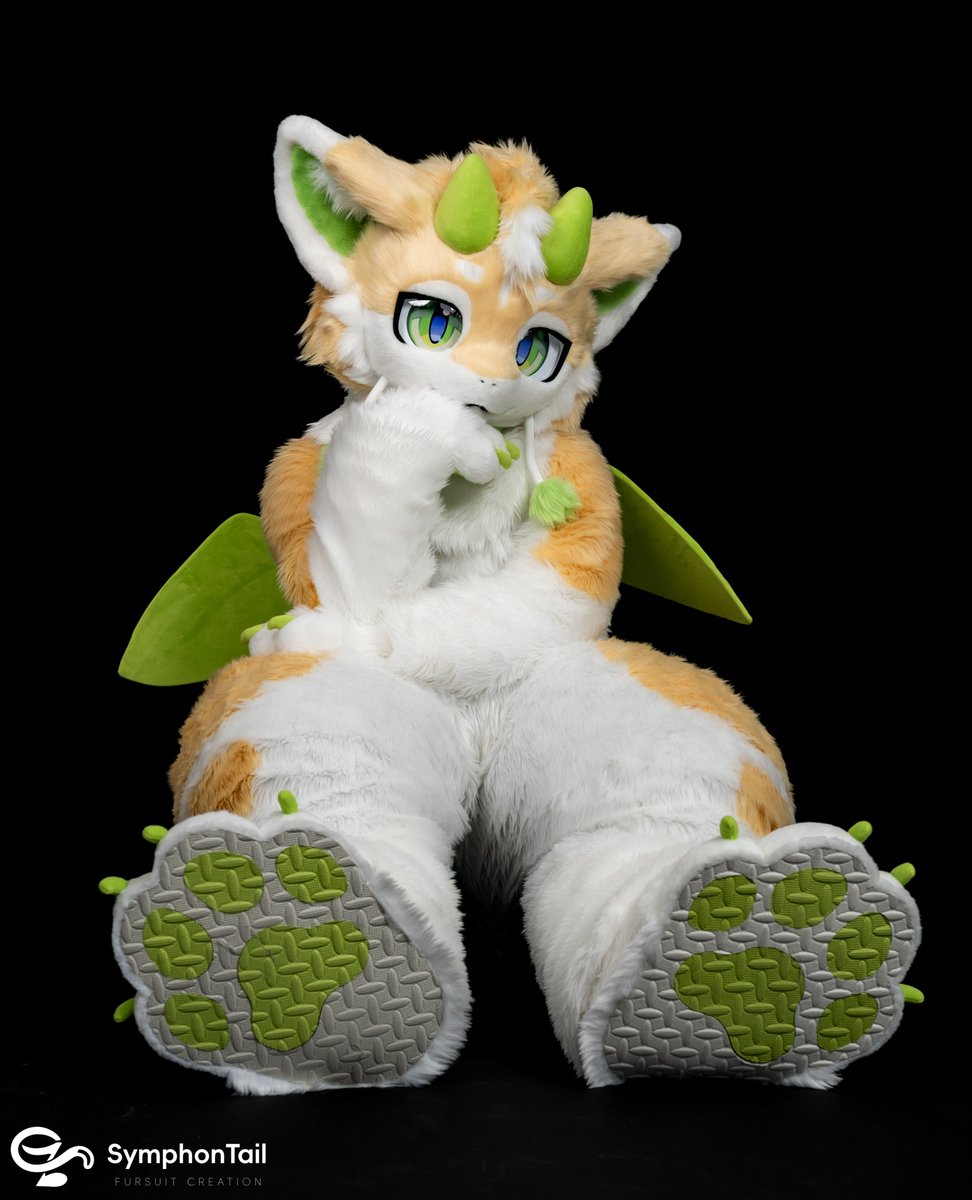 ✨Fursuit Commission Work✨
A little green grass dragon for <a href="/yuzu_mitako/">柚雪米塔可</a> 🐉🌱💚
#fursuit #furry #fursuitmaker #fursuitcommission #SymphonTail