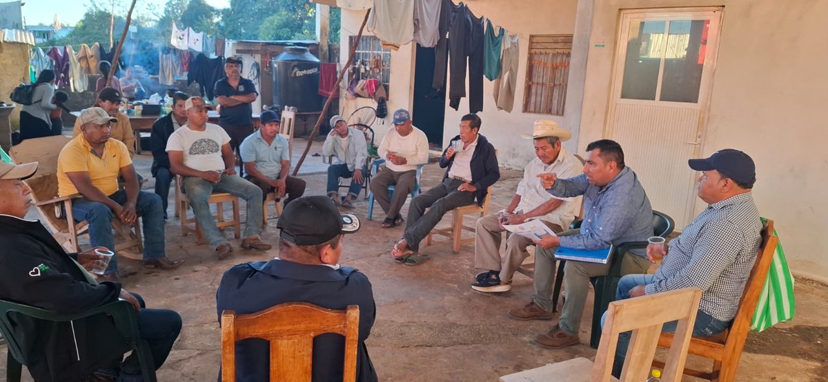 Rafa_Madero's tweet photo. Seguimos en la conformación de los comités campesinos en la zona sur, atendiendo por indicaciones de nuestra Delegada Regional @MarthaFdezof y de nuestro líder estatal Manuel Guerrero. #CampesinosUnidos https://t.co/6LzM85d5MD