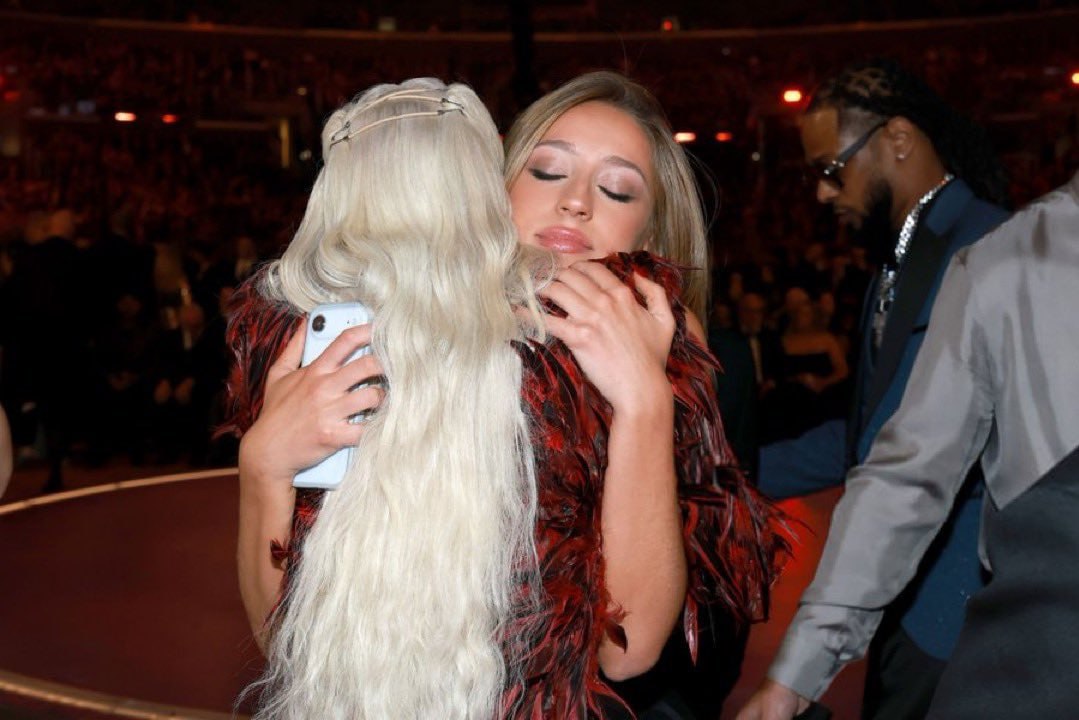 khageesi's tweet photo. Ce qui est remarquable de la part de Lady Gaga, c'est de constater à quel point elle s'efforce de ne pas reproduire les schémas de comportement que la génération précédente a pu adopter à son égard lorsqu'elle était plus jeune.

Nous nous souvenons tous du moment où elle a émergé sur la scène mondiale, suscitant de nombreuses critiques. Elle était souvent dénigrée, qualifiée de copieuse sans originalité ni talent.

Vingt ans plus tard, Lady Gaga manifeste son engagement envers la nouvelle génération en souhaitant devenir leur mentor et en leur apportant un soutien indéfectible.

Elle est présente pour la nouvelle génération, leur envoie des fleurs, les approche et exprime son admiration pour leur travail, les encourageant, alors qu'elle-même, dans les années 2010, subissait un dénigrement complet de la part de ses pairs plus expérimentés.

En 2009, elle avait déclaré n'avoir aucun ami dans cette industrie avant de rencontrer Beyoncé puis Elton John, et qu'elle se sentait très seule dans ce milieu.

Lady Gaga, la star que tu es 🩵