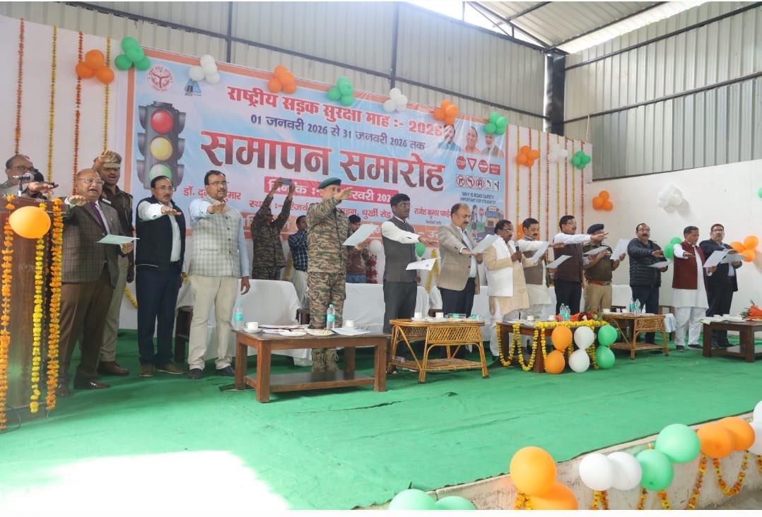 ‘‘राष्ट्रीय सड़क सुरक्षा माह’’ (01 जनवरी 2026 से 31 जनवरी 2026) का भव्य समापन समारोह पुलिस लाइन सभागार, उरई में आयोजित कार्यक्रम में सड़क सुरक्षा के प्रति जनजागरूकता, दुर्घटनाओं में कमी और यातायात अनुशासन को लेकर किए गए प्रयासों की सराहना की गई।
मा0 विधायकगण, मा0 जनप्रतिनिधियों,