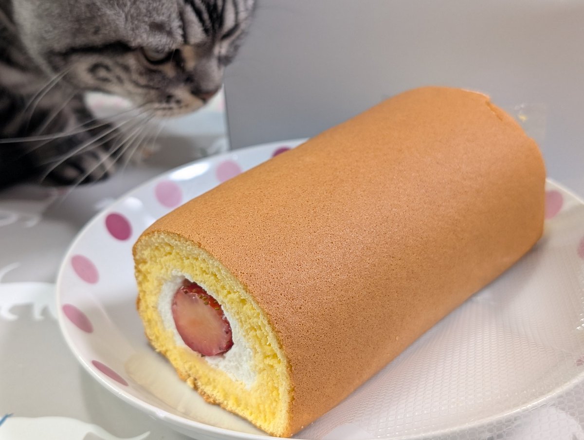 今日は夜中に、いちごロールケーキ😋 2日続けての巻物🌀 お寿司もいい