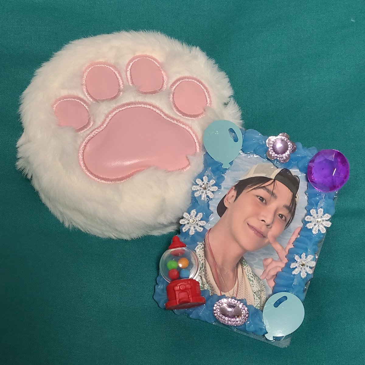 メリーチョコレート🍫
　『もふぷにポーチ』🐱🐾

可愛くて🐾思わず買っちゃった 
(๑•᎑•๑)♡♬*ʜᵅᵖᵖᵞ*♪
ちょっと季節違うような気もする
けど～🤭💕

肉球🐾ポーチ + シーグリトレカ
&amp; トレカケース 🍉🧢🛶🌊
バッチリじゃない？😆💓💓💓

今日も、可愛いロウンさんに