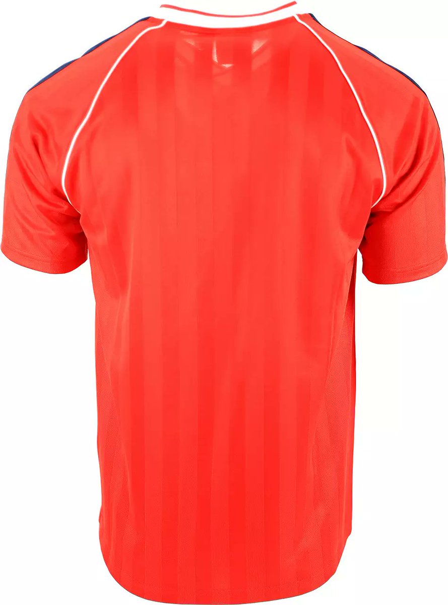 Gracias a <a href="/5iv7vf/">0rqh3uZ</a> ,tenemos estás imágenes de una de las playeras conmemorativas al 120 aniversario del Club Guadalajara. Ojalá no tarde mucho en llegar a México.