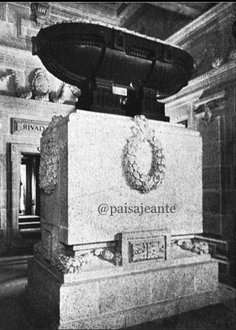 Rivadavia odiaba tanto el país que pidió no ser enterrado acá. Lo trajeron los unitarios a modo de festejo cuando recobraron el poder definitivamente en 1857 de la mano de Valentín Alsina. Es la única persona en la Argentina enterrada en la vía pública…