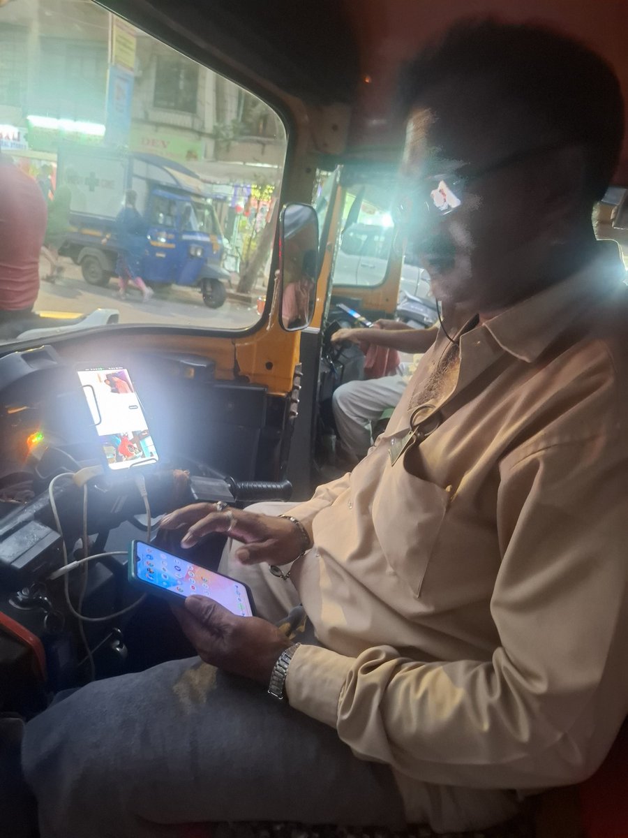 spacecow65's tweet photo. @MumbaiPolice @MTPHereToHelp 
Auto running with a faulty meter and overcharging. 

65Rs for 1.6 kms and 89rs for 3kms as per meter with no traffic and wait time

Rowdy behaviour, threatening passengers with aggresion

Current location: Mahavir Nagar, Kandivali West. Please help. https://t.co/moQlbwxKF7