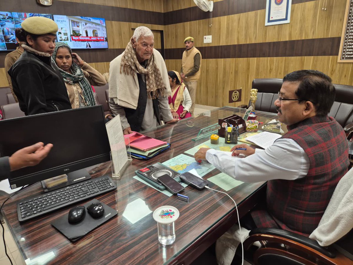 जिलाधिकारी राजेश कुमार पाण्डेय द्वारा कलेक्ट्रेट स्थित कार्यालय में आयोजित जनसुनवाई में शिकायतकर्ताओं की समस्याओं को गम्भीरता से सुना गया तथा जनसुनवाई के दौरान प्राप्त शिकायती प्रार्थना पत्रों का मौक़े पर निस्तारण कर शेष जनशिकायतो को समयबद्ध एवं  गुणवत्तापूर्वक निस्तारण हेतु