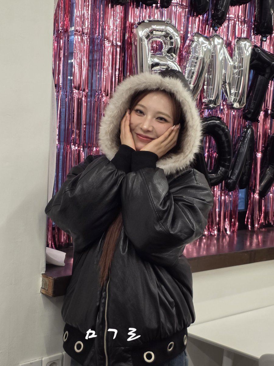 생각지도 못한 만남에 감히 가족에게 빈이 관련 물품(?)들을 필사적으로 설명하는 짭로하와 그걸 따뜻하고 차분하게 끝까지 들어준 수아. 정말 고마워요 🥹🙏

#문빈_생카 #문남매 #빌리_문수아 #동생잘키운오빠_빈
#수아야_진짜고마워