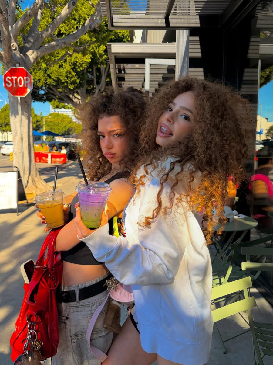 demitraholic's tweet photo. 👭

Via Instagram: demitrakalogeras 

#kalogeras #demitrakalogeras #SundayKalogeras #Edmonton #TikTok #elianakalogeras https://t.co/VP9R5LHoem